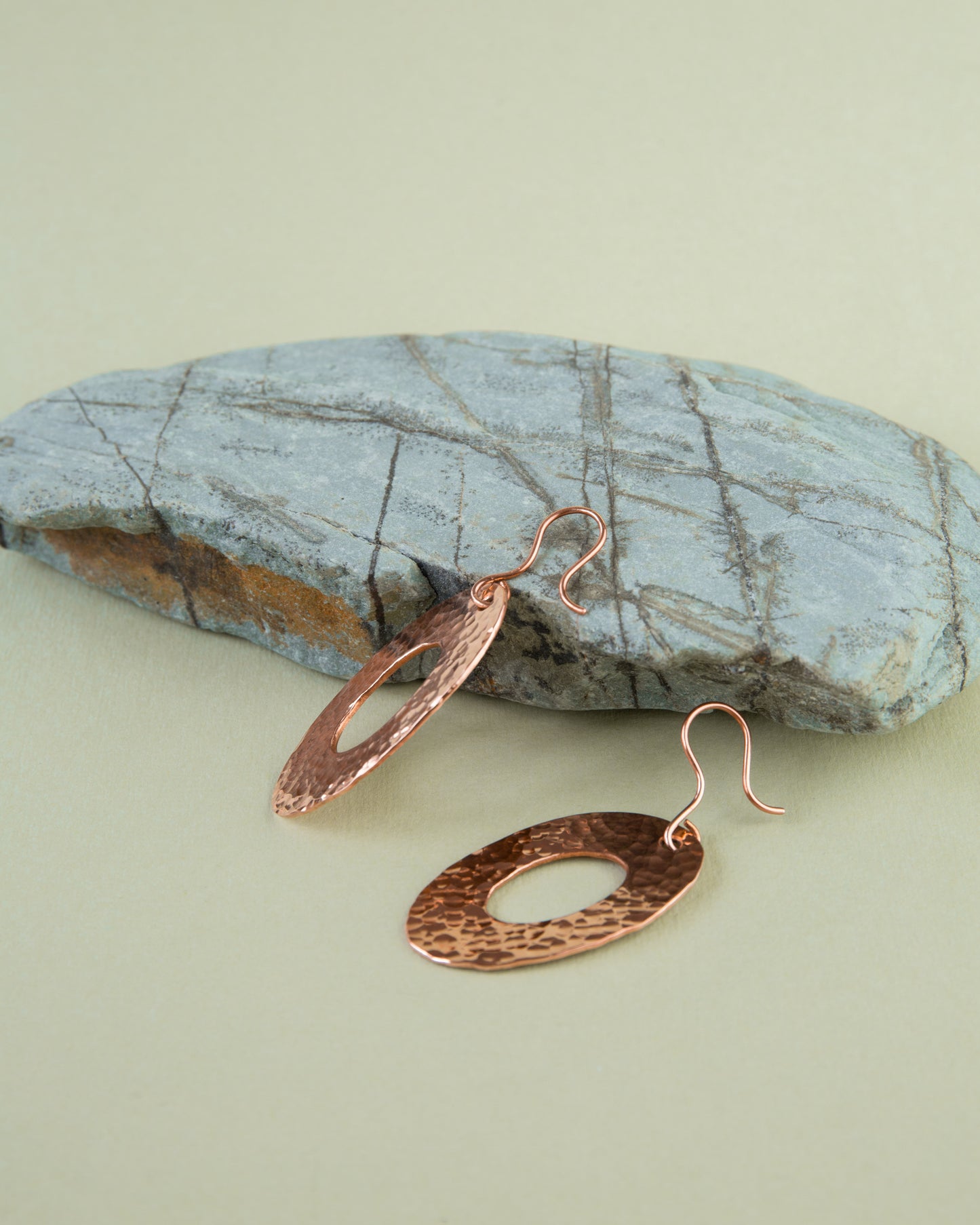 Kolczyki Elipsy Młotkowane na biglu